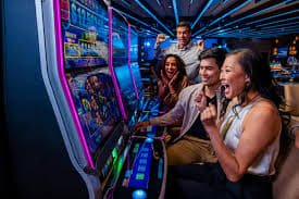 Pengguna melakukan login dengan aman menggunakan perangkat mobile untuk akses ramentogel